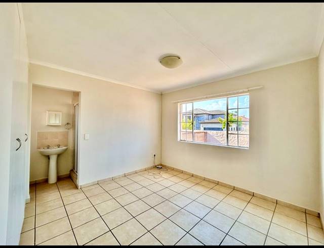 3 BEDROOM APARTMENT FOR SALE IN MAGALIESBERG COUNTRY ESTATE